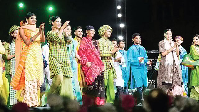 রাজস্থানের র‍্যাম্পে ম​েডলদের সঙ্গে লাল–কালো শাড়িতে বিবি রাসেল