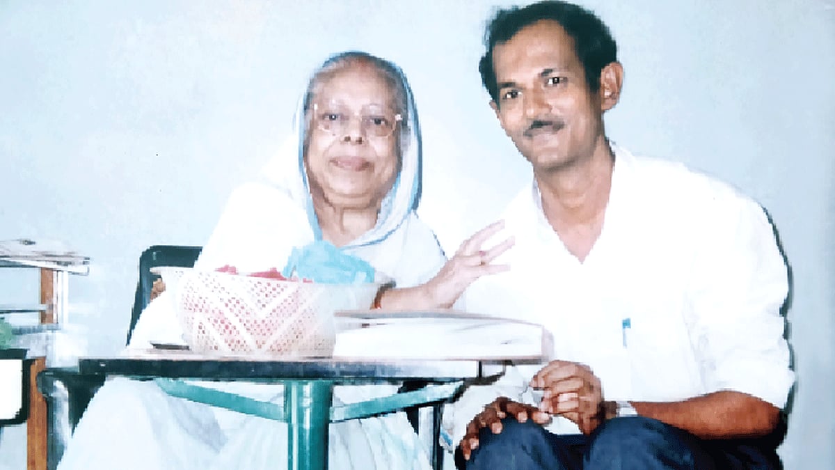 কানন দেবীর সঙ্গে লেখক