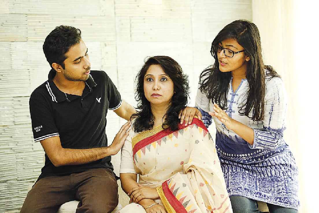 মা আমরা পাশে আছি, এত দুশ্চিন্তা কোরো না। মডেল: রাব্বি, ইভা ও না​িদয়া। ছবি: সুমন ইউসুফ