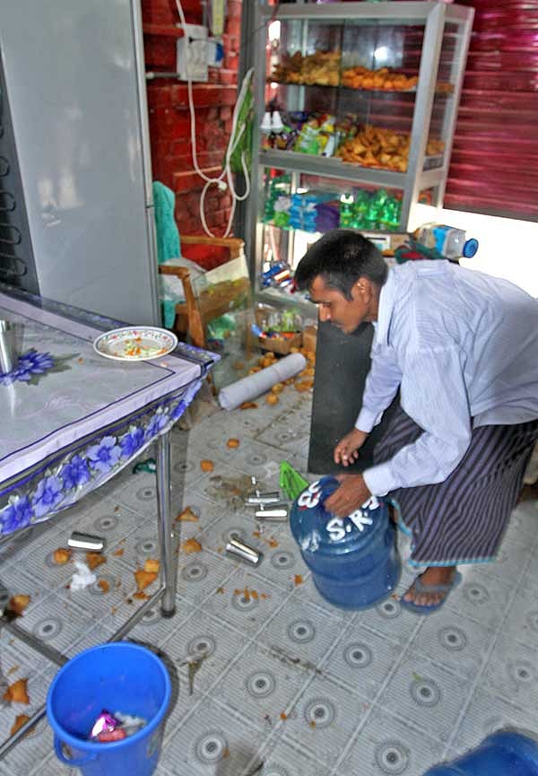 একপর্যায়ে ওমরগণি এমইএস কলেজ শাখা ছাত্রলীগের কর্মীরা চট্টগ্রাম কলেজে ঢুকে পুলিশ ক্যানটিন ভাঙচুর করেন। তাঁরা ক্যানটিনের শাটারের একটি অংশ ভেঙে ফেলেন এবং ভেতরে টেবিল-চেয়ার, ক্যাশ বাক্স ও নাশতা রাখার পাত্র তছনছ করে চলে যান। ছবি: সৌরভ দাশ