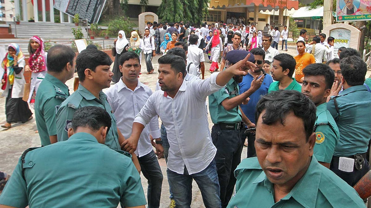 আধিপত্য বিস্তারকে কেন্দ্র করে চট্টগ্রাম নগরের হাজি মুহাম্মদ মহসিন সরকারি কলেজ ও ওমরগণি এমইএস বিশ্ববিদ্যালয় কলেজ শাখা ছাত্রলীগের কর্মীদের মধ্যে পাল্টাপাল্টি ধাওয়া ও সংঘর্ষের ঘটনা ঘটেছে আজ। পরে পুলিশ ঘটনাস্থলে যায়। ছবি: সৌরভ দাশ
