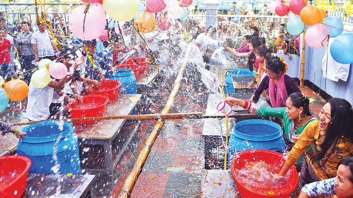 চট্টগ্রামের চান্দগাঁওয়ে গতকাল মারমা সম্প্রদায়ের জল​েকলি উৎসবে তরুণ–তরুণীরা পরস্পরের উদ্দেশে পানি ছুড়ে মারেন