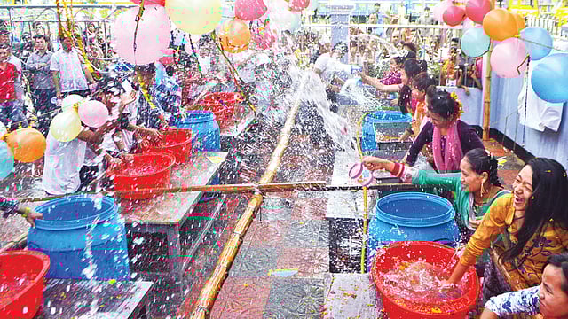 চট্টগ্রামের চান্দগাঁওয়ে গতকাল মারমা সম্প্রদায়ের জল​েকলি উৎসবে তরুণ–তরুণীরা পরস্পরের উদ্দেশে পানি ছুড়ে মারেন