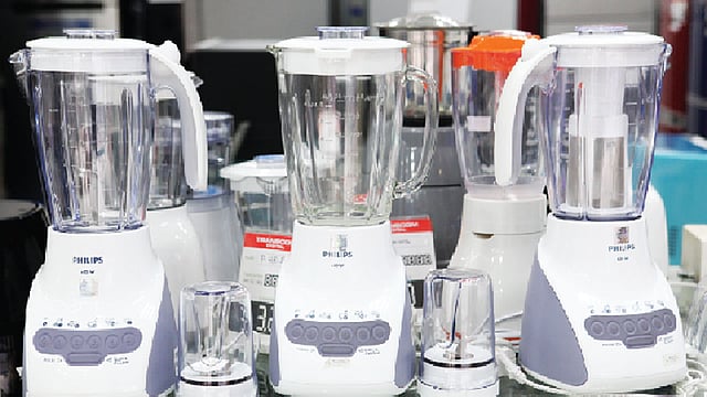 বাজারে আছে নানারকম জুসার ও ব্লেন্ডার। ছবি: নকশা