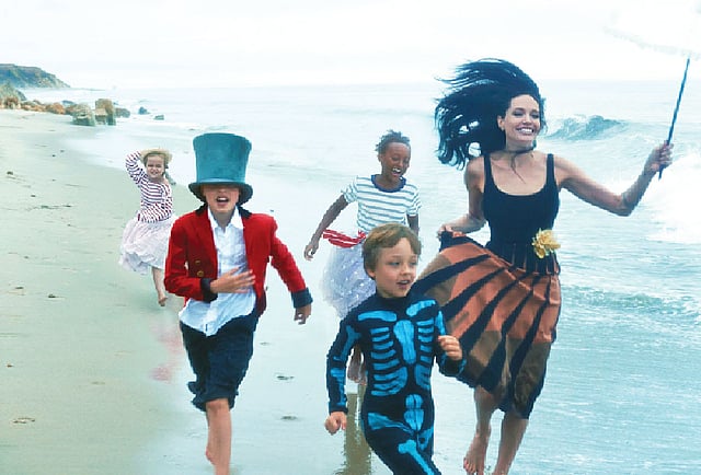 বাচ্চাদের সঙ্গে অ্যাঞ্জেলিনা জোলি