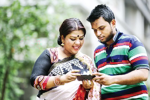 ছেলের সঙ্গে নার্গিস আক্তার। ছবি: কবির হোসেন