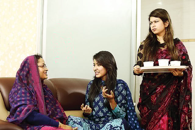 বাড়ির বউ ও বাড়ির মেয়ের মধ্যে সম্পর্ক ভালো করার দায়িত্ব নিতে হবে মাকে। মডেল: নাসিমা সুলতানা, সোনিয়া ও মোনালিসা। ছবি: সুমন ইউসুফ