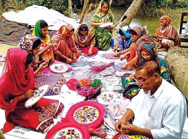 পাখা তৈরি করে সংসার চালান হাতপাখার কারিগর আবুল কালাম। পাখার নিপুণ শৈলীর জন্য পেয়েছেন জাতীয় পর্যায়ের স্বীকৃতি। সরকারি উদ্যোগে দুস্থ নারীদেরও পাখা বানানো শেখান। সাতকানিয়ার নগরপাড়া এলাকা থেকে ছবিটি তোলা l প্রথম আলো