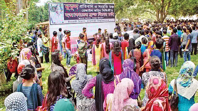 অধ্যাপক রেজাউল করিম সিদ্দিকী (মুকুল নামে পরিচিত) হত্যার প্রতিবাদ ও দোষী ব্যক্তিদের বিচার চেয়ে গত বুধবার রাজশাহী বিশ্ববিদ্যালয় ক্যাম্পাসে ‘মুকুল প্রতিবাদ ও সংহতি মঞ্চ’ তৈরি করেন ইংরেজি বিভাগের শিক্ষার্থীরা। গতকাল সেখানে সমাবেশ করেন শিক্ষক-শিক্ষার্থীরা l ছবি: প্রথম আলো