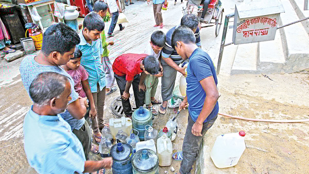 ঘরে পানি নেই। তেজতুরী বাজার এলাকার বাসিন্দারা স্থানীয় মসজিদ থেকে পানি সংগ্রহ করে প্রয়োজন মেটাচ্ছেন। গতকাল তোলা ছবি l প্রথম আলো