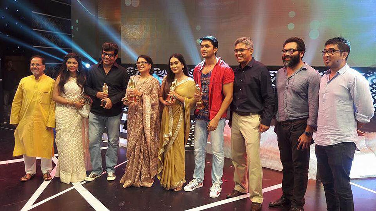 মেরিল-প্রথম পুরস্কার ২০১৫ তে পাঁচটি বিভাগে সেরার পুরস্কার জয়ের পর ছুঁয়ে দিলে মন ছবির অভিনয়শিল্পী ও কলাকুশলীরা মেরিল-প্রথম আলো পুরস্কার ২০১৫