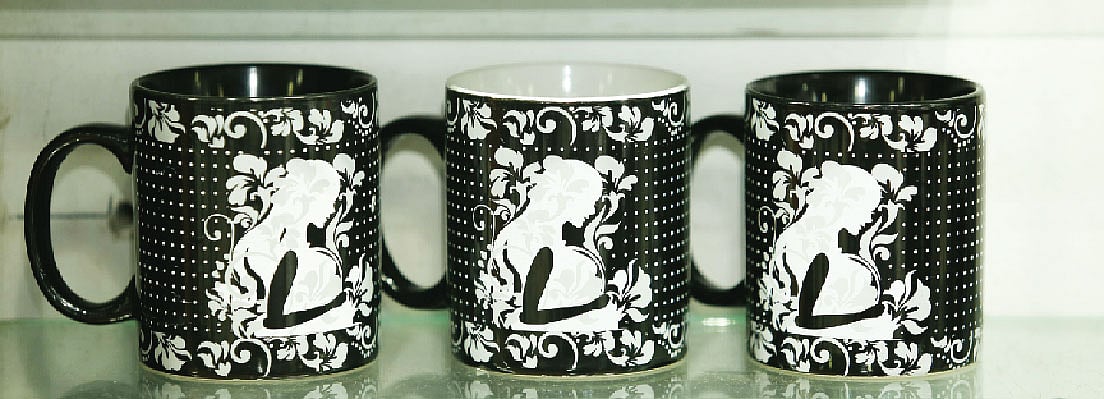 মা দিবসে মাকে দিতে পারেন এ ধরনের উপহার। কৃতজ্ঞতা: সাদাকালো, ছবি: নকশা