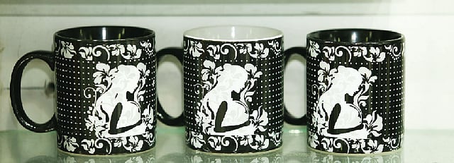 মা দিবসে মাকে দিতে পারেন এ ধরনের উপহার। কৃতজ্ঞতা: সাদাকালো, ছবি: নকশা