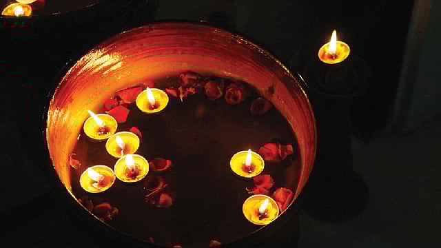 পানিতে ভাসমান মোম জ্বালিয়ে দিলে ঘরে আসবে নান্দনিক পরিবেশ। কৃতজ্ঞতা: উম্মে হাবীবা ও ইয়াসিন। ছবি: নকশা