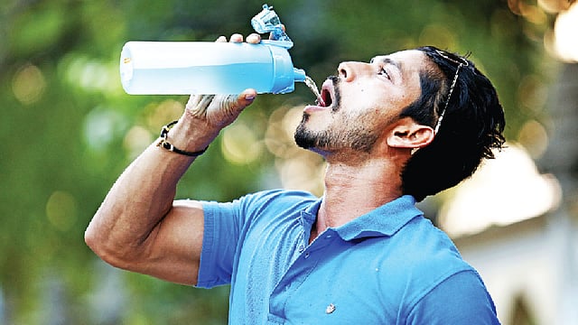 গরমে তৃষ্ণা মেটাতে সঙ্গে পানি রাখা ভালো। এখন নানা নকশার পানির বোতল পাওয়া যায় বাজারে। মডেল: তামির, ছবি: নকশা