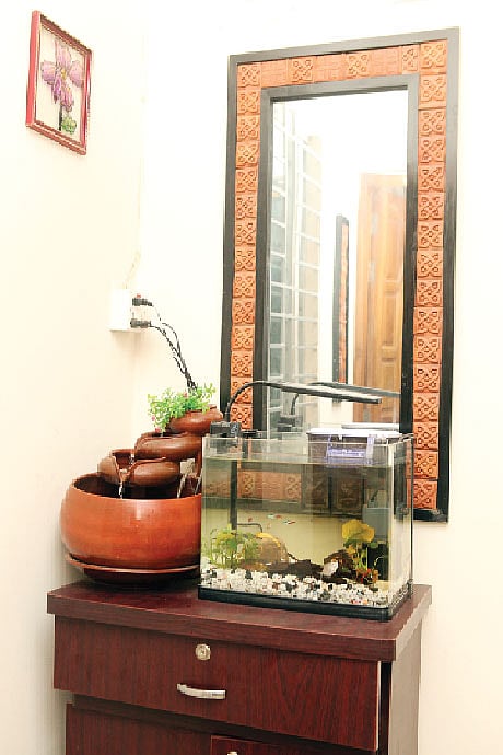 ঝরনা বা অ্যাকুয়ারিয়ামও ঘরে শীতল আবহ আনবে