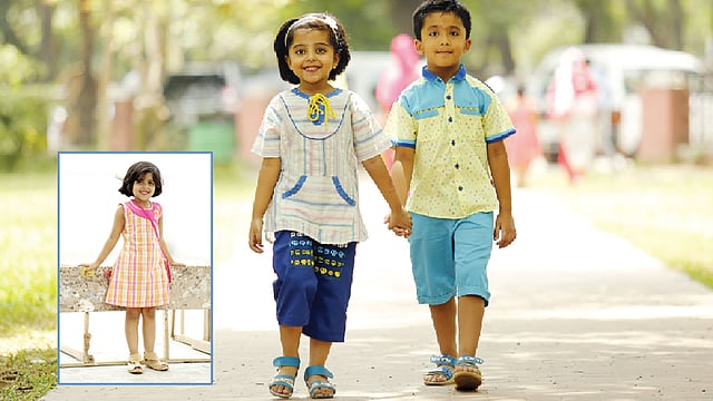 শিশুদের পোশাকে মানাবে সাদা, চাপা সাদা, আকাশি কিংবা গোলাপি, লাল, সবুজ, হলুদ ও হালকা নীল রং, শিশুর জন্য বেছে নিন আরামদায়ক পাতলা পোশাক। মডেল: তোড়া ও আয়ান, পোশাক: শৈশব, ছবি: নকশা