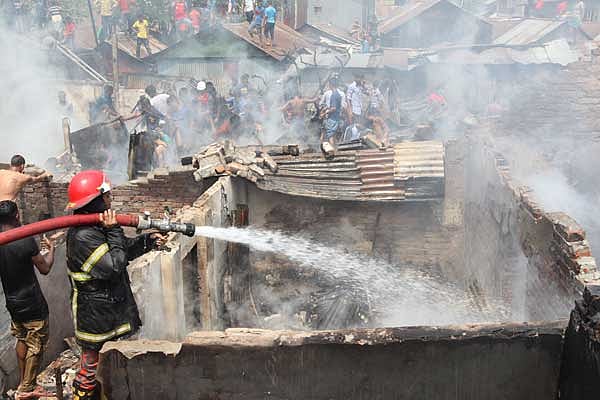 পুড়েছে বস্তি। পুড়ে গেছে অনেক মানুষের স্বপ্ন। আজ সকালে রাজধানীর পূর্ব রাজাবাজারের কাছে আমবাগান বস্তিতে এই আগুন লাগে। আগুন লাগার খবর পেয়ে ফায়ার সার্ভিসের কয়েকটি ইউনিট ঘটনাস্থলে গিয়ে আগুন নেভায়। ছবি: সাহাদাত পারভেজ