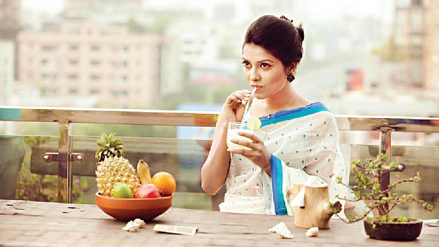 শুধু লেবুর শরবত খেয়ে ওজন কমানো যায় না। মডেল: ইশিকা, ছবি: অধুনা