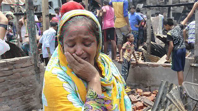 পুড়েছে বস্তি। পুড়ে গেছে অনেক মানুষের স্বপ্ন। আজ সকালে রাজধানীর পূর্ব রাজাবাজারের কাছে আমবাগান বস্তিতে এই আগুন লাগে। আগুন লাগার খবর পেয়ে ফায়ার সার্ভিসের কয়েকটি ইউনিট ঘটনাস্থলে গিয়ে আগুন নেভায়। ছবি: সাহাদাত পারভেজ