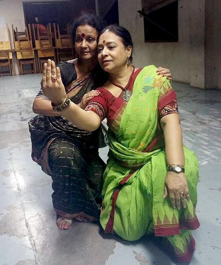 ‘চণ্ডালিকা’র মহড়ায় শর্মিলা বন্দ্যোপাধ্যায় ও লিলি ইসলাম