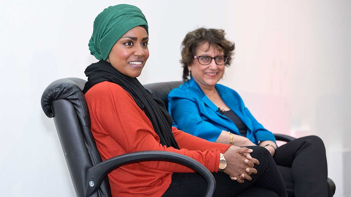 ‘ইয়াসমিন আলিভাই-ব্রাউনের সঙ্গে নাদিয়া হোসেনের কথোপকথন’ শীর্ষক অনুষ্ঠানে ‘দ্য গ্রেট ব্রিটিশ বেক অফ’ শিরোপাজয়ী নাদিয়া হোসেন ও সাংবাদিক, কলাম লেখক ও লেখিকা ইয়াসমিন আলিভাই-ব্রাউন। ছবি: প্রথম আলো