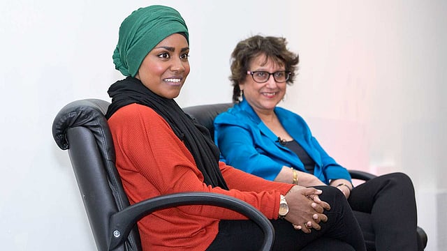 ‘ইয়াসমিন আলিভাই-ব্রাউনের সঙ্গে নাদিয়া হোসেনের কথোপকথন’ শীর্ষক অনুষ্ঠানে ‘দ্য গ্রেট ব্রিটিশ বেক অফ’ শিরোপাজয়ী নাদিয়া হোসেন ও সাংবাদিক, কলাম লেখক ও লেখিকা ইয়াসমিন আলিভাই-ব্রাউন। ছবি: প্রথম আলো