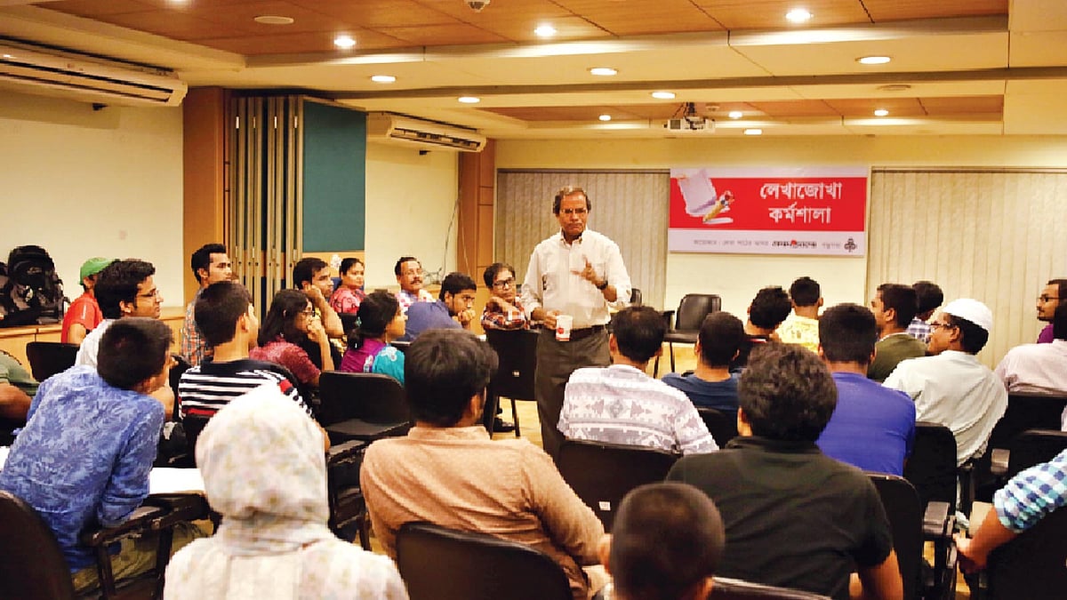 লেখাজোখা কর্মশালায় কথা বলছেন সৈয়দ মনজুরুল ইসলাম