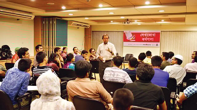 লেখাজোখা কর্মশালায় কথা বলছেন সৈয়দ মনজুরুল ইসলাম