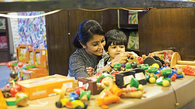 মায়ের মুখের হাসি সবচেয়ে ভালোবাসি। ছবি: কবির হোসেন