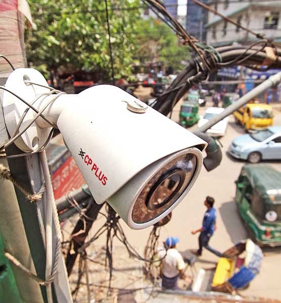 এলাকায় সিসি ক্যামেরা বসিয়ে ভাড়াটে ও ব্যবসায়ীদের কাছ থেকে সার্ভিস চার্জ আদায় করছেন স্বেচ্ছাসেবক লীগের এক নেতা। ছবিটি মহাখালীর ওয়্যারলেস গেট এলাকা থেকে তোলা l প্রথম আলো