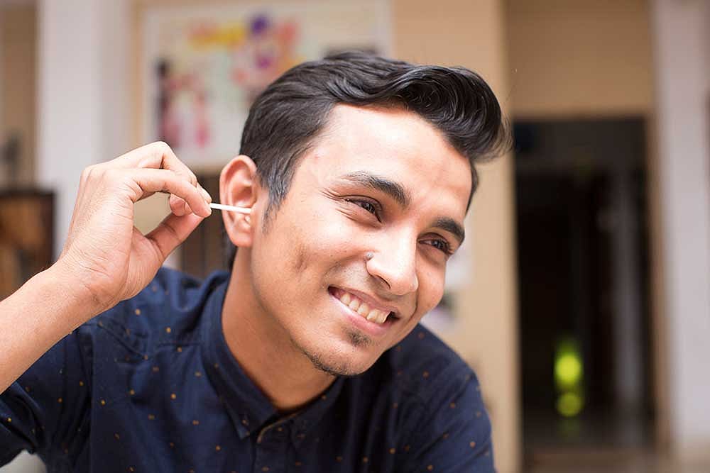 ভুলভাবে কান পরিষ্কার করতে গিয়ে নিজের বিপদ ডেকে আনছেন না তো