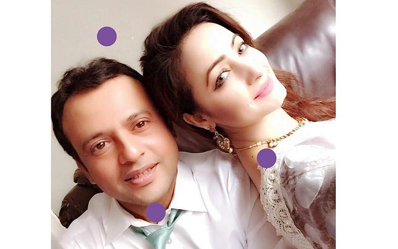 নাটকের শুটিংয়ের ফাঁকে একসঙ্গে ছবি তুলেছেন রিয়াজ ও সুজানা