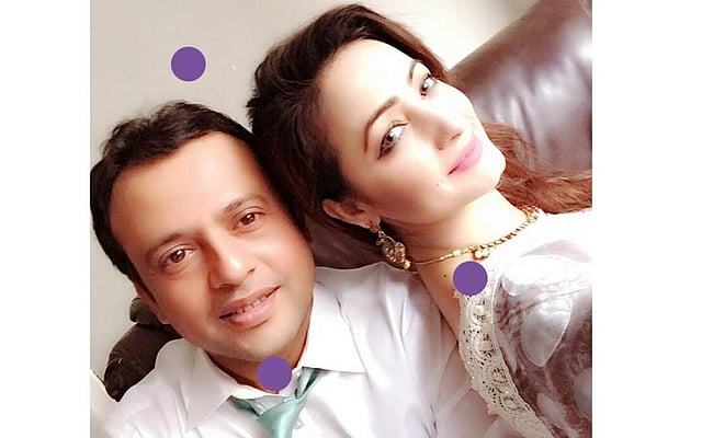 নাটকের শুটিংয়ের ফাঁকে একসঙ্গে ছবি তুলেছেন রিয়াজ ও সুজানা