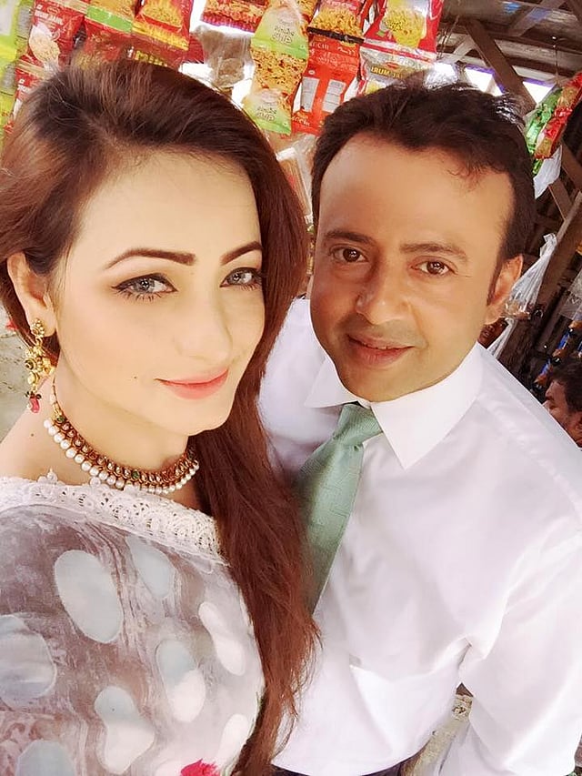 নাটকের শুটিংয়ের ফাঁকে একসঙ্গে ছবি তুলেছেন রিয়াজ ও সুজানা