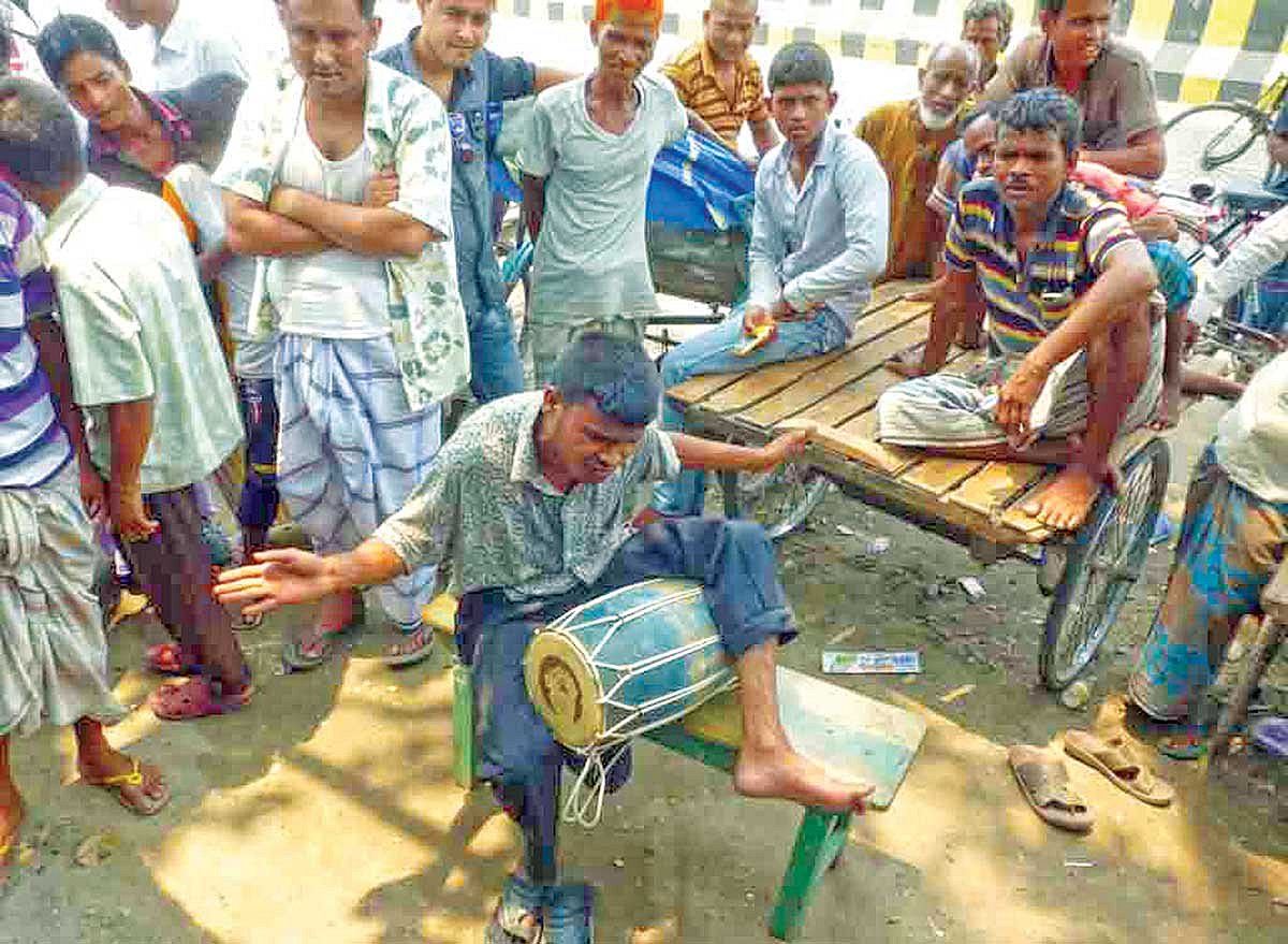 গান গেয়ে বিভিন্ন প্রার্থীর পক্ষে নির্বাচনী প্রচারণা চালান শাহিনুর ইসলাম l প্রথম আলো