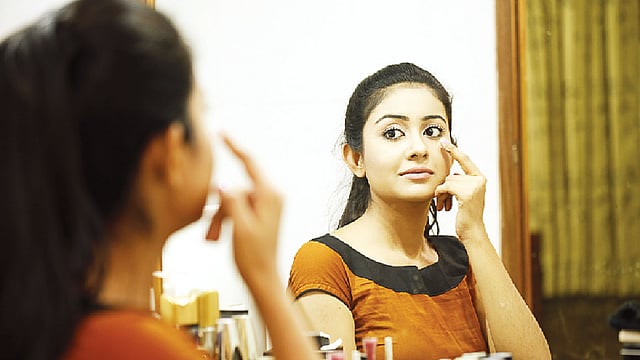 সময় কম থাকলে আই জেল ব্যবহার করতে পারেন। মডেল: তন্বী, সাজ: কিউবেলা, ছবি: সুমন ইউসুফ