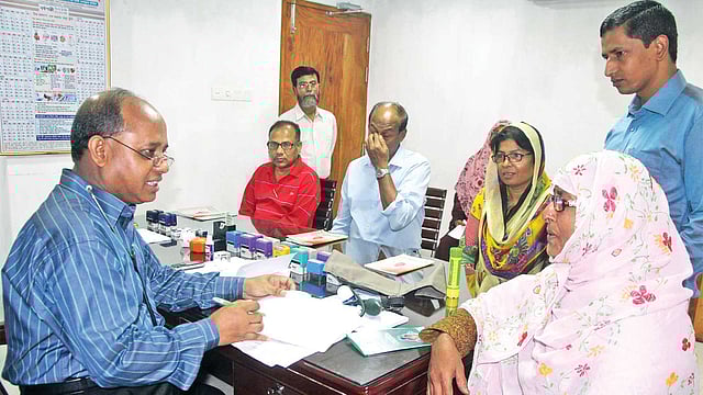 রংপুরে উচ্চ রক্তচাপের চিকিৎসায় আস্থা অর্জন করেছে হাইপারটেনশন অ্যান্ড রিসার্চ সেন্টার। মাত্র ৪০ টাকা দিয়ে সদস্য হয়ে চিকিৎসা পরামর্শ নেওয়া যায় এখানে। নিজের গড়া বিনা মূল্যে সেবাদানের এই প্রতিষ্ঠানে রোগীদের পরামর্শ দিচ্ছেন চিকিৎসক জাকির হোসেন। ছবিটি গতকাল বিকেলের l প্রথম আলো