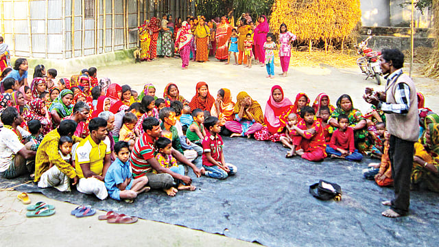 ‘প্রিয় বাবা’ কর্মসূচির প্রচারণা বৈঠকের ছবিটি সম্প্রতি রংপুরের গঙ্গাচড়া উপজেলার নগরবন্দ গ্রাম থেকে তোলা l প্রথম আলো