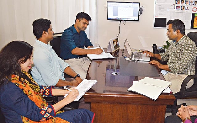 কর্মীদের কাজ বুঝিয়ে দিচ্ছেন এডিসন গ্রুপের মানবসম্পদ বিভাগের পরিচালক আর আহমেদ পাশা