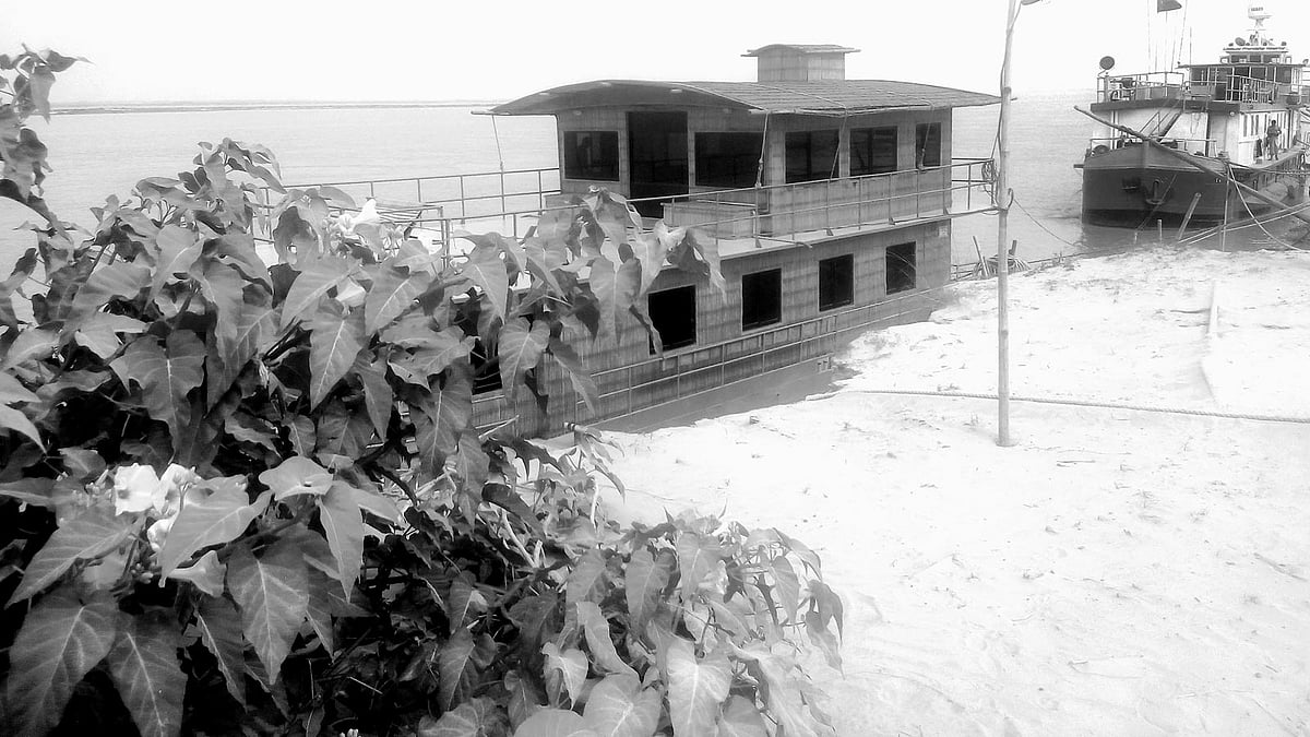 চরের গায়ে নোঙর করা ভাসমান হাসপাতাল