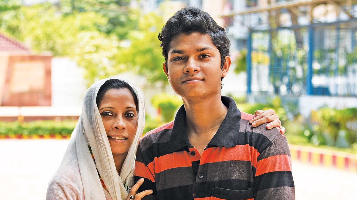 শ্রবণ ও বাক্প্রতিবন্ধী রাফসানুল হক এবারের এসএসসি পরীক্ষায় পেয়েছে জিপিএ-৪। ছেলেকে এগিয়ে নিতে মা রুবিনা পারভীন হকের চেষ্টা নিরন্তর l প্রথম আলো