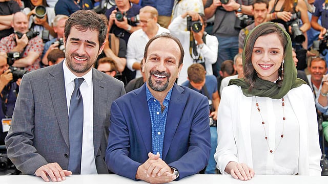 কান চলচ্চিত্র উৎসবে গতকাল নিজের ছবি ফরুশান্দ-এর ফটোকলে ইরানের নন্দিত নির্মাতা আসগর ফারহাদি (মাঝে)। বাঁয়ে ছবিটির প্রধান চরিত্রের অভিনয়শিল্পী শাহাব হোসেইনি ও ডানে অভিনেত্রী তারানেহ আলিদুস্তি l রয়টার্স