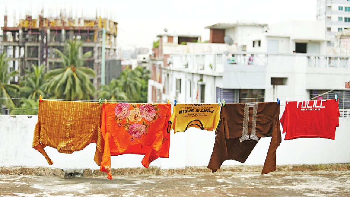 বারান্দা বা ছাদে কাপড় শুকাতে দিলে বাসা থেকে বের হওয়ার আগে তুলে নিলে ভালো। ছবি: নকশা