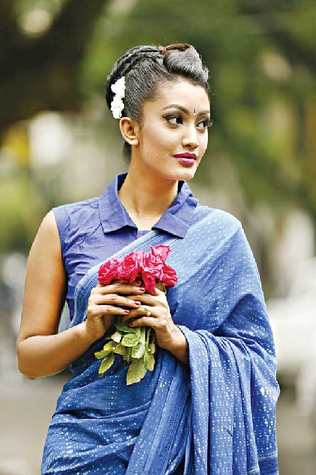 গোলাপ হাতে...