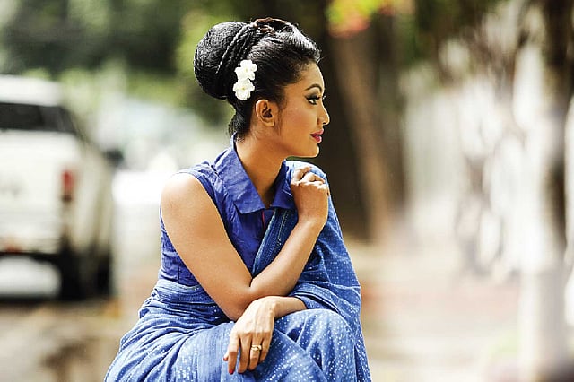 কবি নজরুলের কবিতা–গানে এসেছে টগর ফুলের কথা। খোঁপায় সেই টগর পরেছেন নাবিলা। ছবি: সুমন ইউসুফ