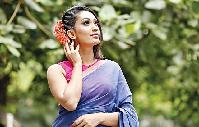 কৃষ্ণচূড়ার সাথে রঙ্গন অশোকে, বুলাল রঙের মোহন তুলিকা লো..