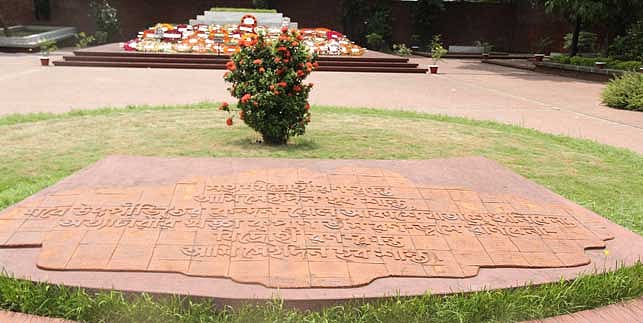 জাতীয় কবি কাজী নজরুল ইসলামের ১১৭তম জন্মবার্ষিকীতে তাঁর সমাধিতে ফুল দিয়ে শ্রদ্ধা জানান ভক্তরা। ছবি: মনিরুল আলম