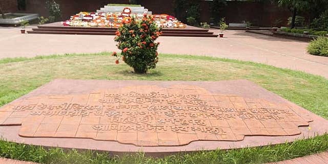 জাতীয় কবি কাজী নজরুল ইসলামের ১১৭তম জন্মবার্ষিকীতে তাঁর সমাধিতে ফুল দিয়ে শ্রদ্ধা জানান ভক্তরা। ছবি: মনিরুল আলম