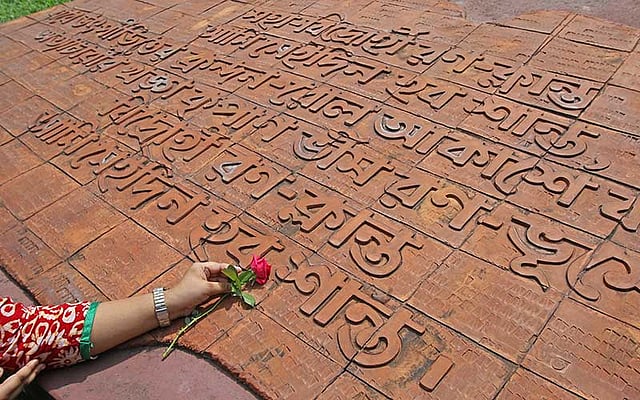 বিদ্রোহী কবি কাজী নজরুল ইসলামের ১১৭তম জন্মবার্ষিকী উপলক্ষে আজ বুধবার দুপুরে কবির সমাধিতে ফুল দিয়ে শ্রদ্ধা জানান একজন। ছবি: সাইফুল ইসলাম